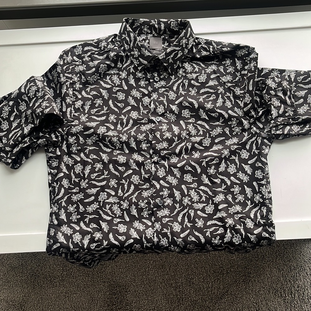 Men’s H and M Button up shirt patterned Size M